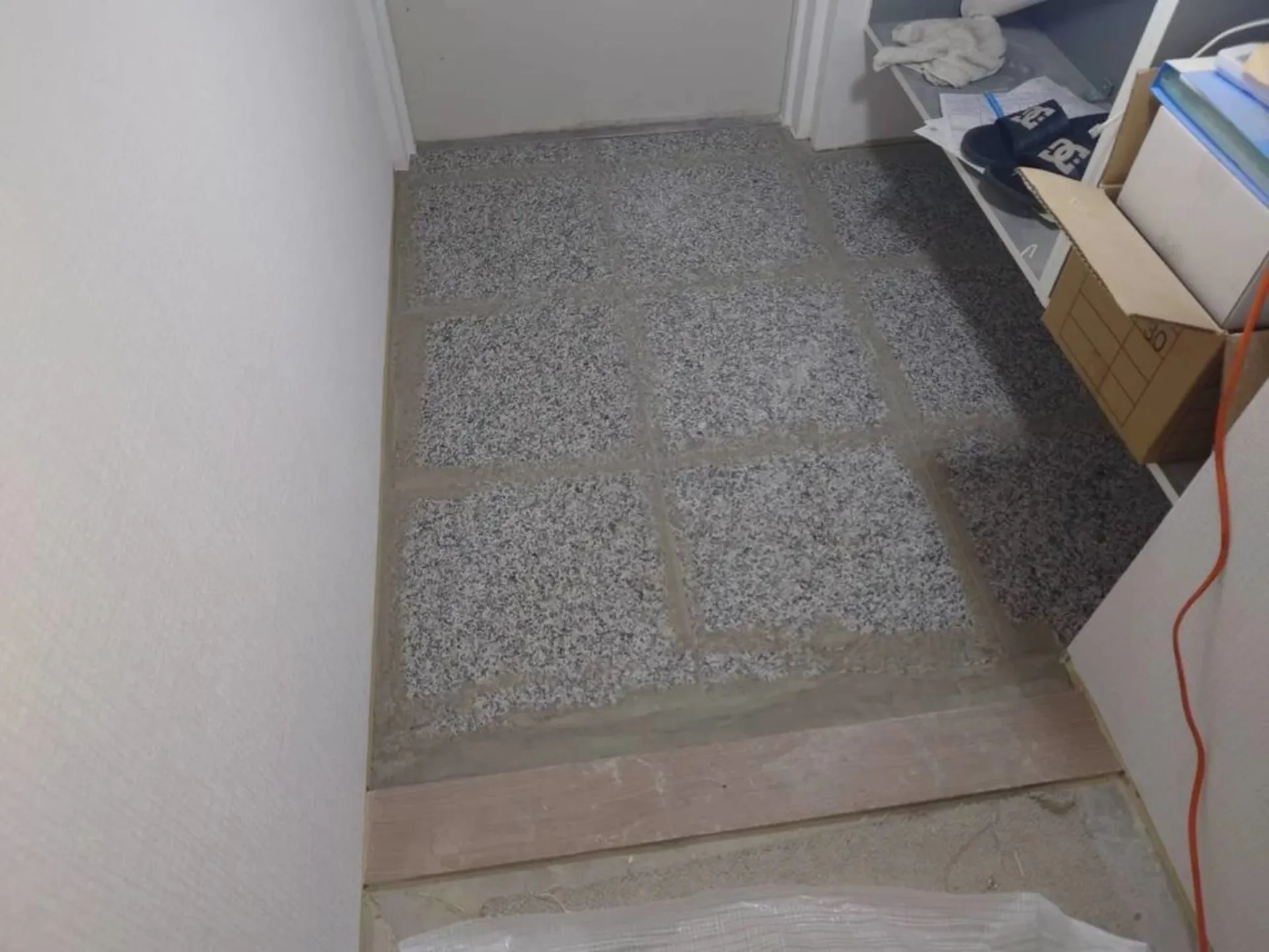 玄関床 施工前(下地処理後)